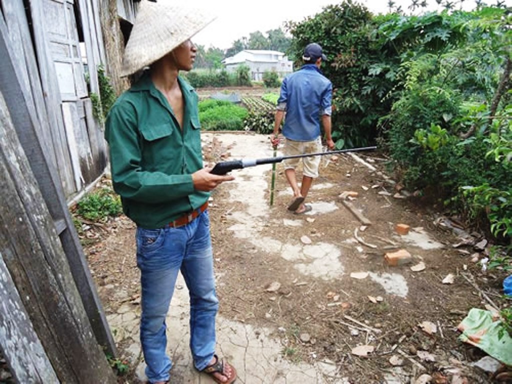 Dua nhau tu che sung ban bang hoi con hinh anh