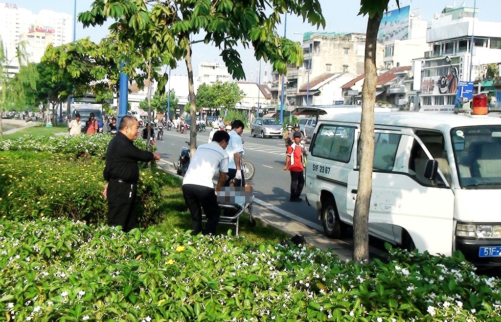 Phat hien thi the nguoi dan ong duoi chan cau o Sai Gon hinh anh
