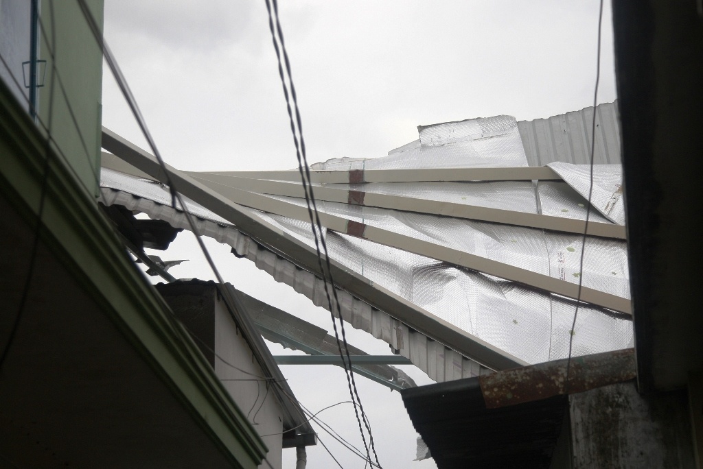 Mái tôn bị mắc vào đường dây điện.