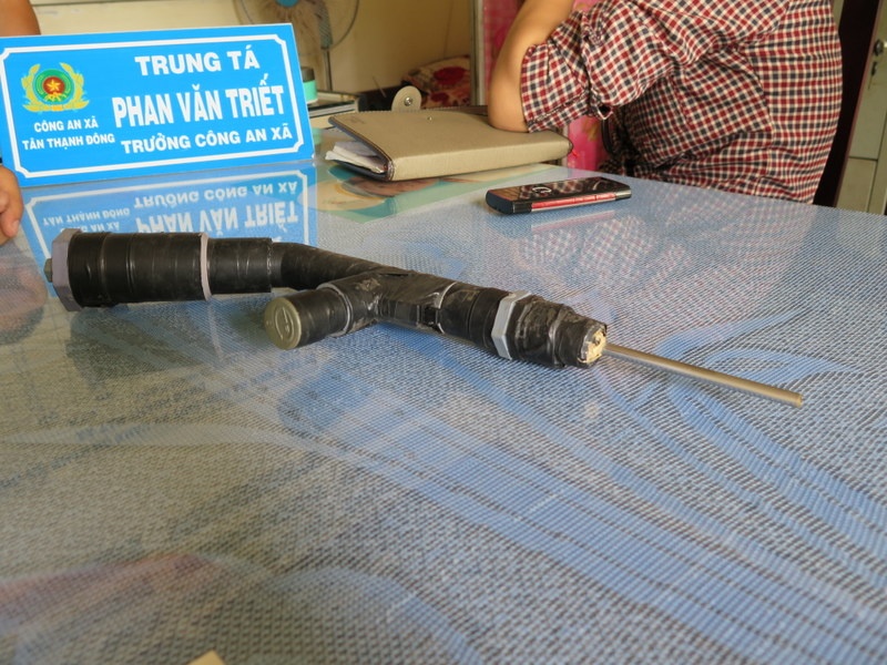 Một khẩu súng tự chế công an xã thu giữ được khi đi tuần tra trên địa bàn.