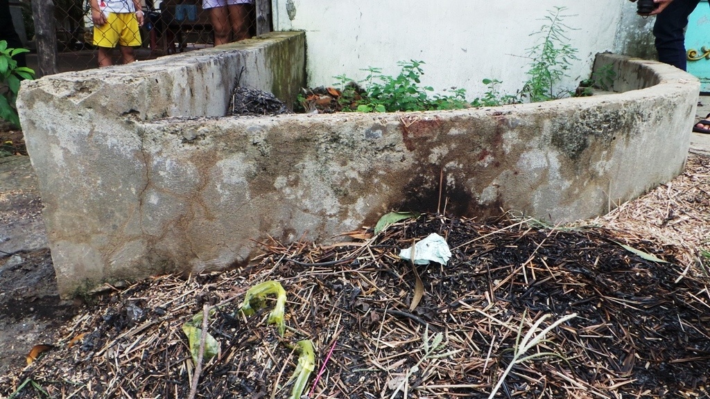 Bờ tường bên vỉa hè nơi các nạn nhân ngã đập đầu vào dẫn đến tử vong vẫn còn vết máu.