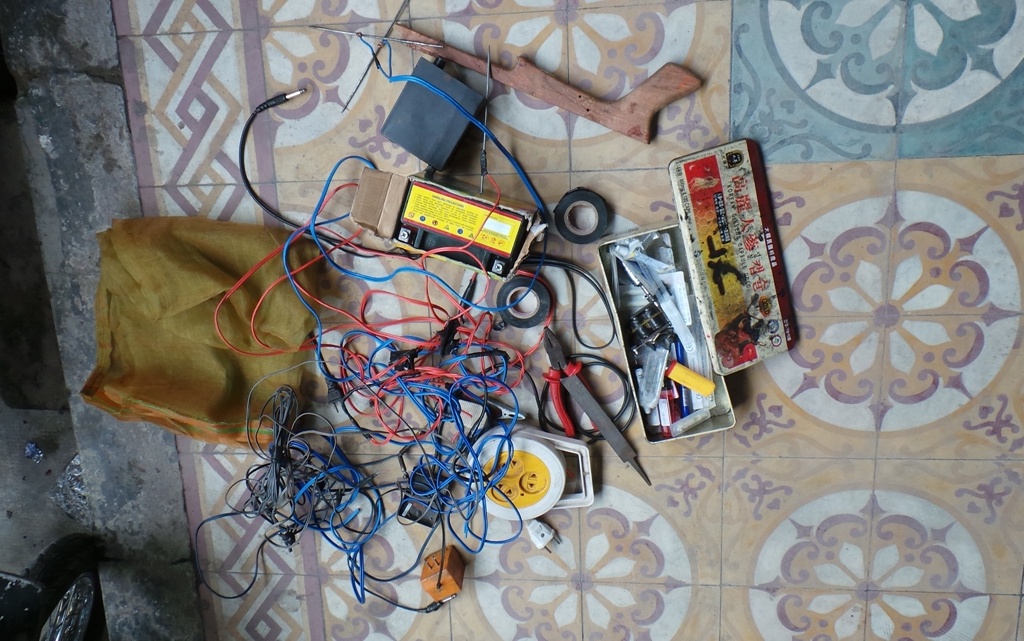 Số dụng cụ chế tạo súng bắn điện mà các nghi can giao nộp lại cơ quan công an.