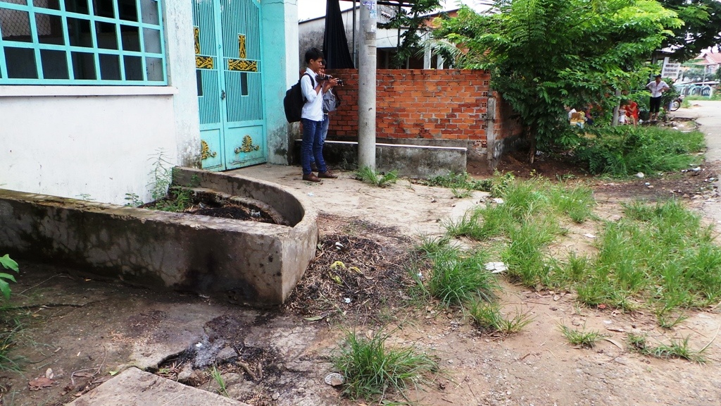 Hiện trường nơi Phương, Bảo, Hữu bị nhóm trộm chó bắn và ngã ngã xe rồi tử vong sau đó.