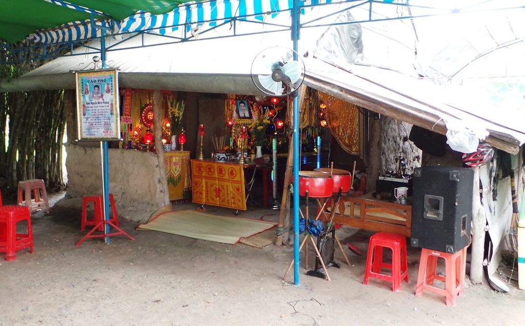 Tang lễ của Phương được tổ chức tại căn nhà tôn, vách đất đơn sơ nơi cả gia đình năm người sinh sống.