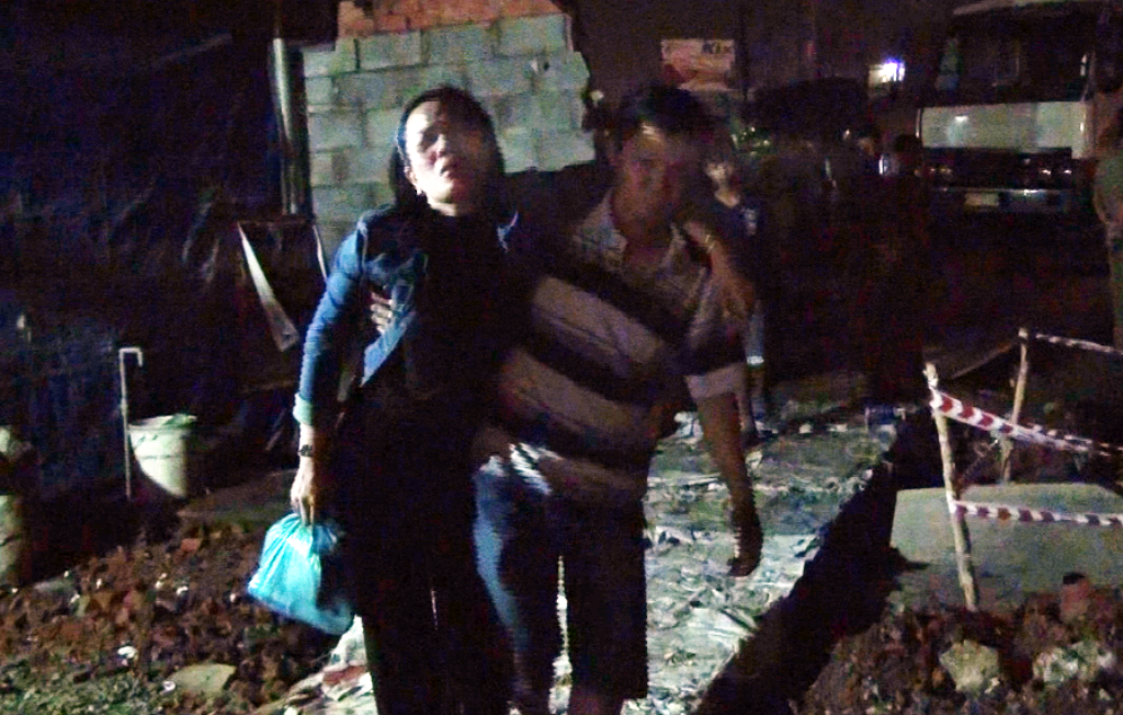 Me khoc ngat khi con gai 7 tuoi bi xe tai can qua nguoi hinh anh