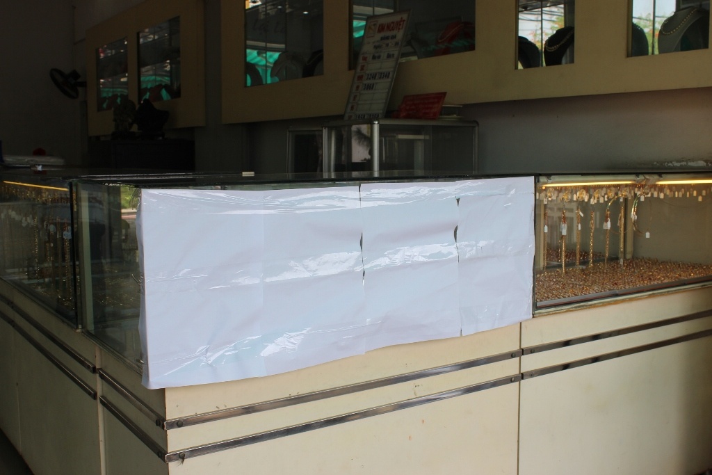 Góc tủ vàng bị hai thanh niên đập vỡ để hốt vàng.