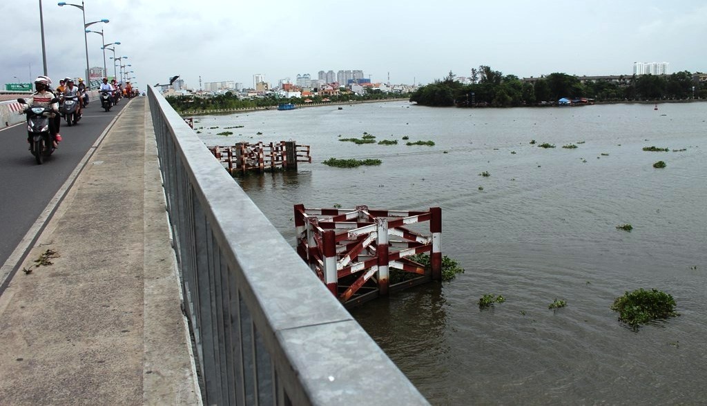 Nguoi dan bat luc nhin co gai nhay cau tu tu hinh anh