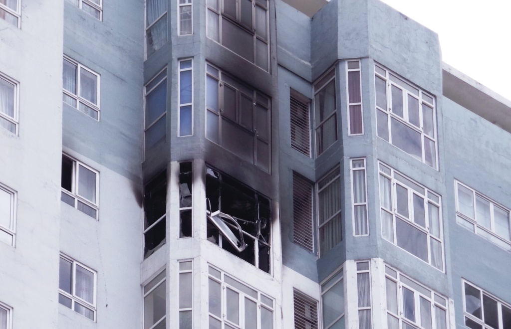 Thông tin ban đầu cho biết, thời điểm trên, người dân nghe một tiếng nổ lớn phát ra từ căn hộ trên rồi ngọn lửa bốc lên rất mạnh, phá vỡ kính cửa sổ rơi xuống đường. 