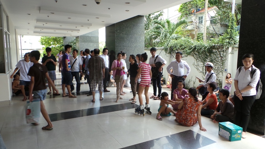 Lúc này trong tòa nhà có hàng trăm người dân và nhân viên văn phòng đang làm việc. Nghe tiếng còi báo cháy, họ tức tức chạy ra phía cầu thang chạy nhanh xuống đất.