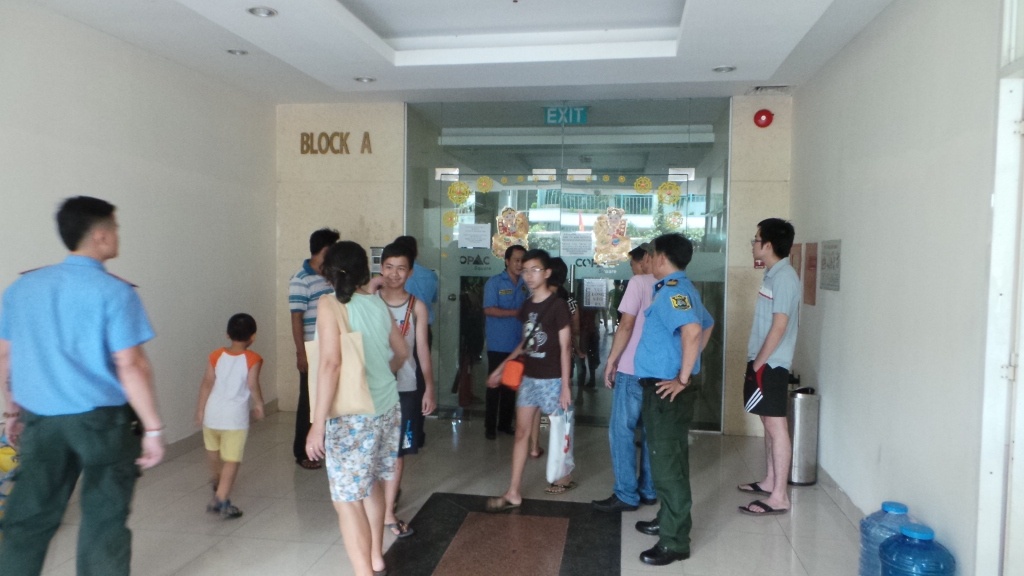 Lực lượng bảo vệ của chung cư nhanh chóng triển khai khống chế ngọn lửa, báo động và yêu cầu tất cả người dân trong tòa nhà nhanh chóng di tản xuống đất. Các lối ra vào được phong tỏa chờ lực lượng PCCC chuyên nghiệp đến.