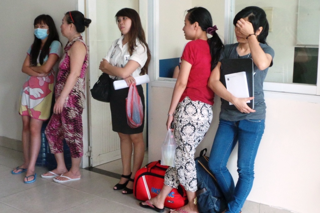 Nhiều người chỉ kịp mang theo tài sản có giá trị trong khi cố gắng di chuyển khỏi tòa nhà.