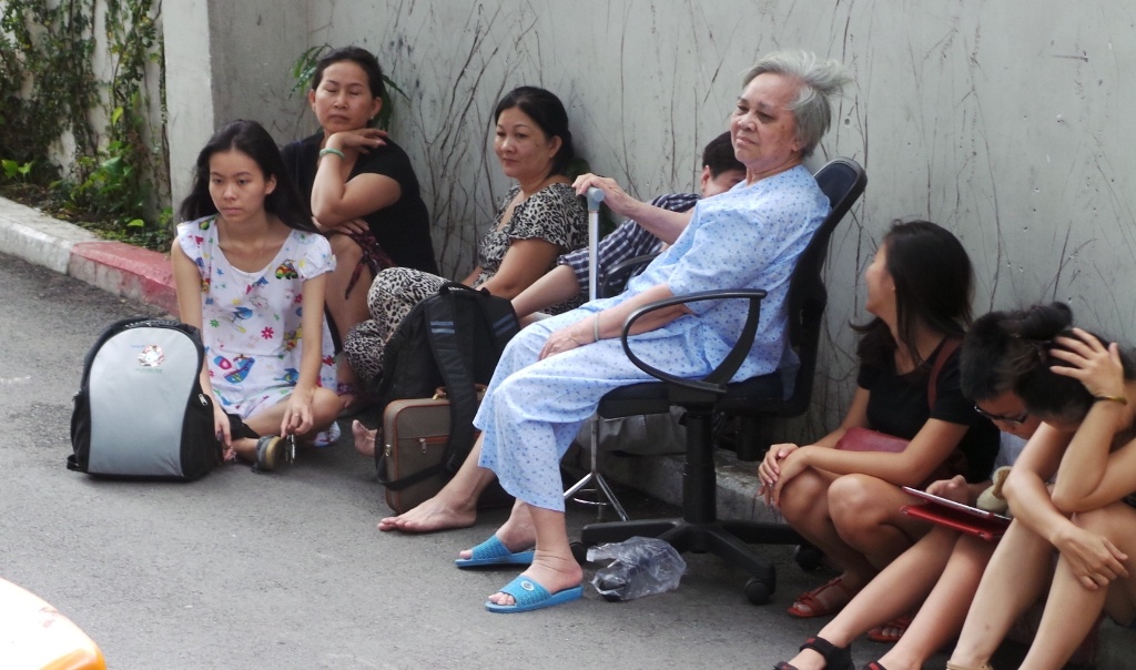 Người già và trẻ em được cõng để di tản nhanh nhất xuống đất. Nhiều người rất lo lắng và hồi hộp chờ đợi.