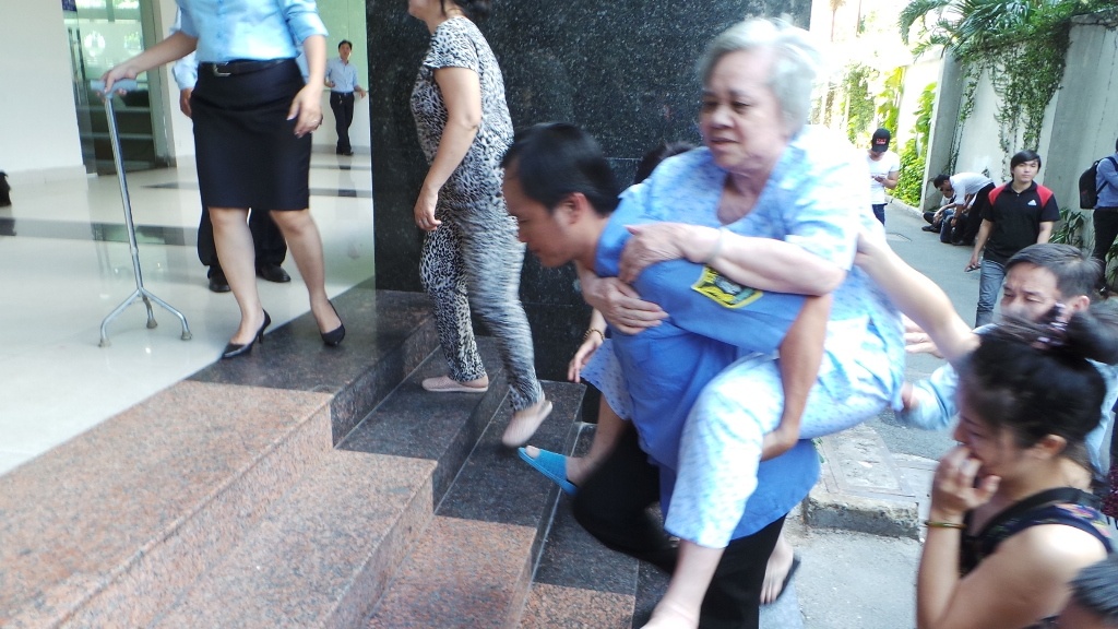 Đến gần 12h trưa cùng ngày, việc chữa cháy và khám nghiệm hiện trường được hoàn tất, người dân trở lại căn hộ. Người cao tuổi được lực lượng bảo vệ hỗ trợ và cõng lên nơi ở.