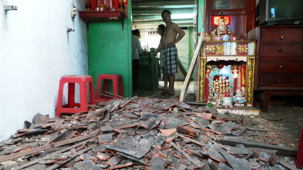 Sap mai nha o trung tam Sai Gon, dan thao chay giua dem hinh anh