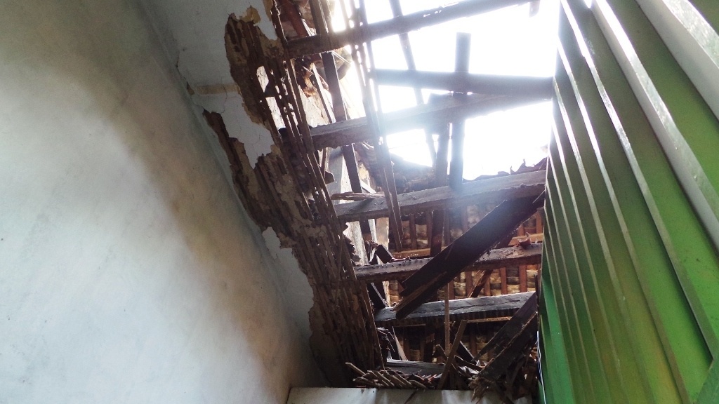 Phần mái nhà số 68/16 bị sập.