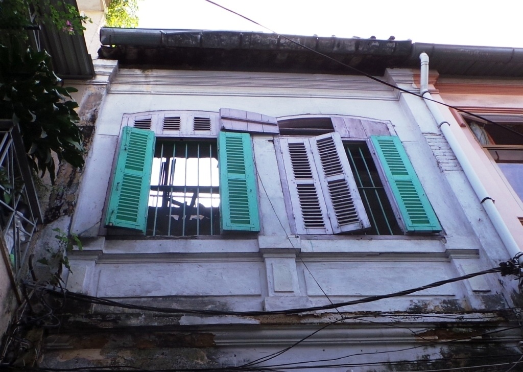 Nhiều hộ dân đang rất lo lắng vì căn nhà đã quá cũ và yếu.