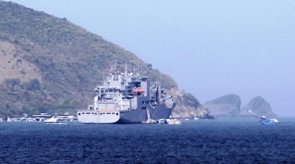 Tau hai quan My vao vinh Nha Trang bao duong hinh anh