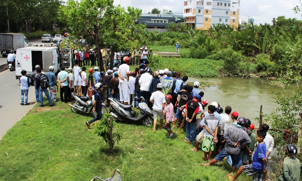 Phat hien thi the mot phu nu duoi kenh o Sai Gon hinh anh