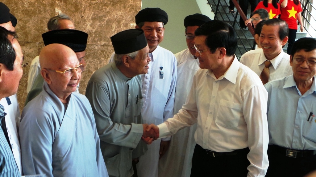 Chủ tịch nước Trương Tấn Sang thăm hỏi các đại biểu, cử tri.