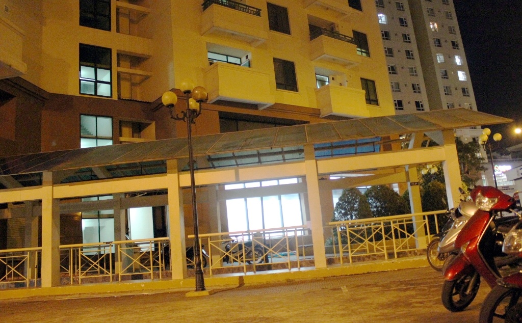 Nguoi dan ong bi dien giat chet khi lop mai ton hinh anh