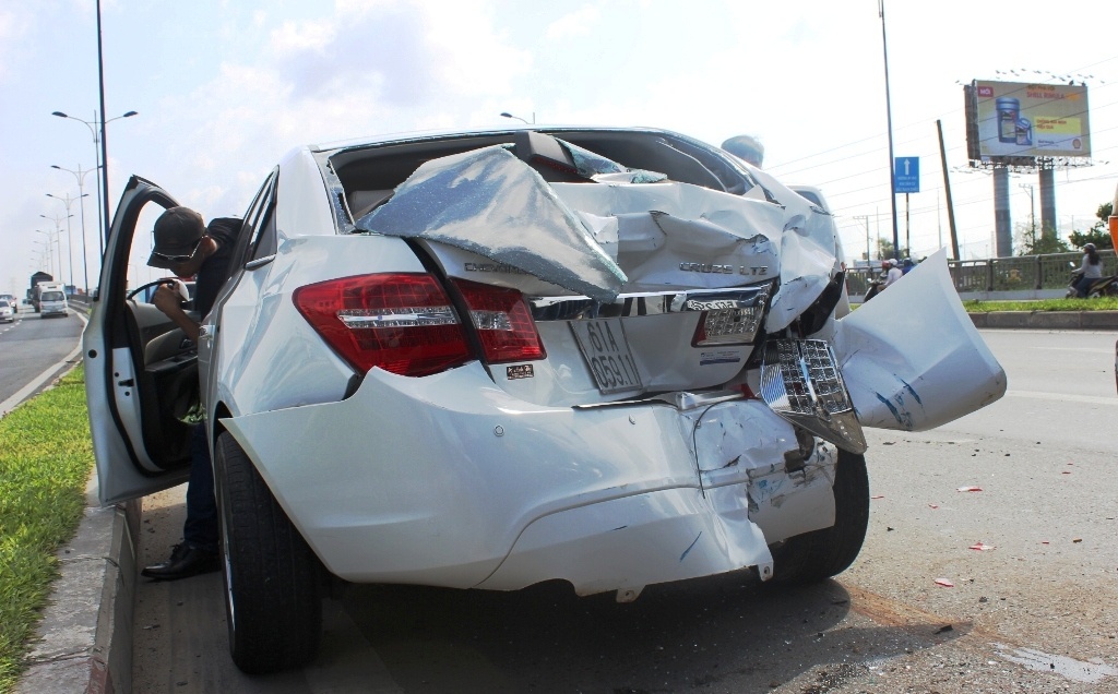 Nhat hoa cuoi, tai xe Chevrolet bi xe tai tong trong thuong hinh anh
