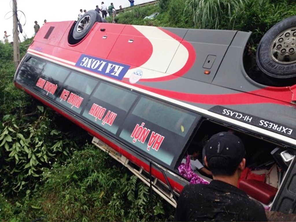Xe khach lao xuong vuc, hon 10 nguoi bi thuong hinh anh