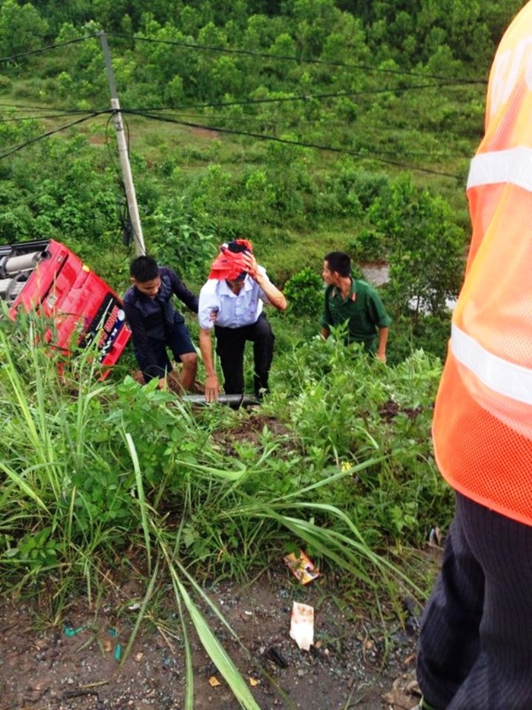 Dìu những người bị thương lên khỏi vực. 