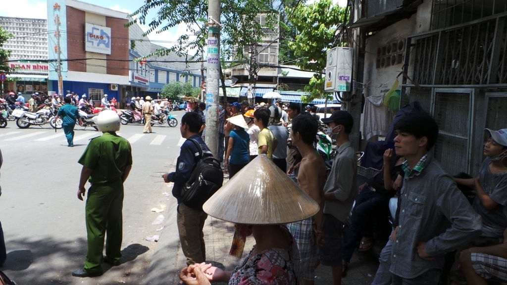 Rất đông người dân hiếu kì đã đến công viên An bình theo dõi vụ việc.