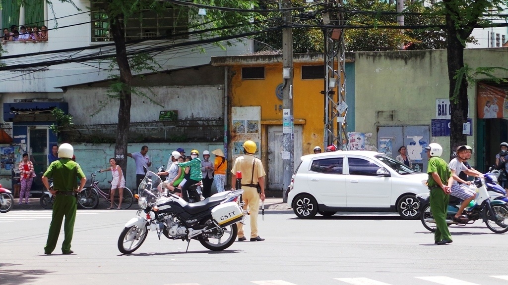 Đoạn đường nhỏ ngang qua khu vực công viên nơi người đàn ông tự thiêu được phong tỏa.