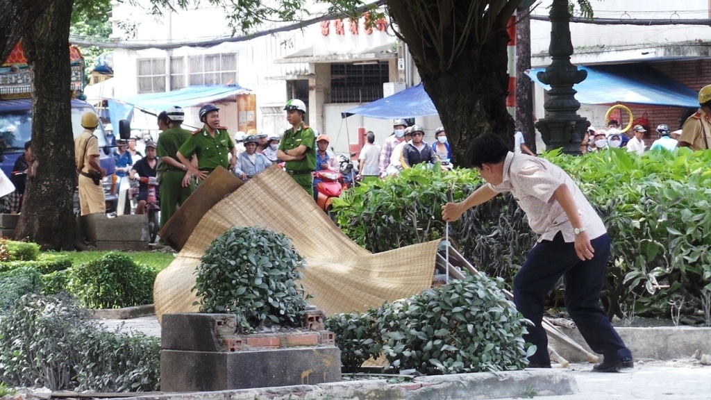 Nguoi dan ong chet chay tren ghe giua cong vien Sai Gon hinh anh