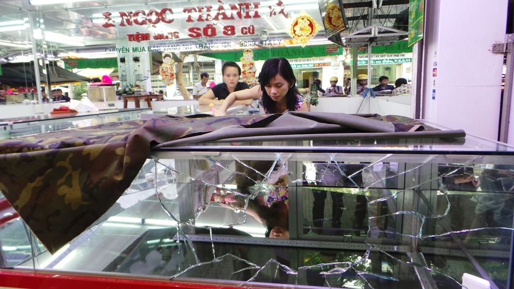 Clip tao ton dap vo tu kinh cuop vang hinh anh