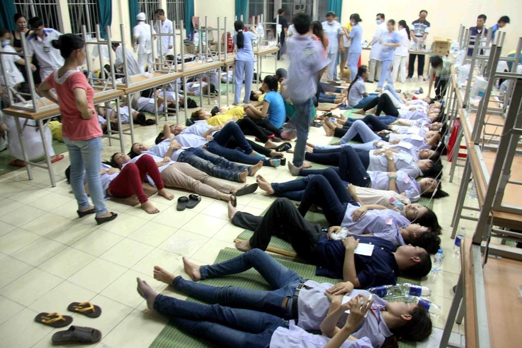 Hang tram cong nhan o Sai Gon di cap cuu giua dem hinh anh