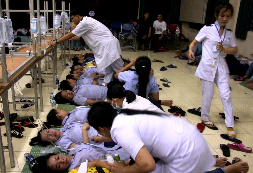 Các y bác sĩ bệnh viện quận 12 chăm sóc cho công nhân bị ngộ độc thực phẩm.