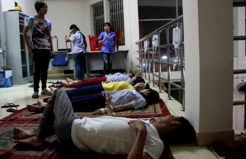 Số công nhân bị ngộ độc quá đông phải nằm ở hành lang bệnh viện.