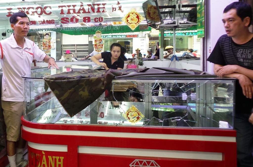 Tiệm vàng Ngọc Thành, nơi Lâm dùng đá đập tủ kính và cướp nhưng bị bắt ngay sau đó.