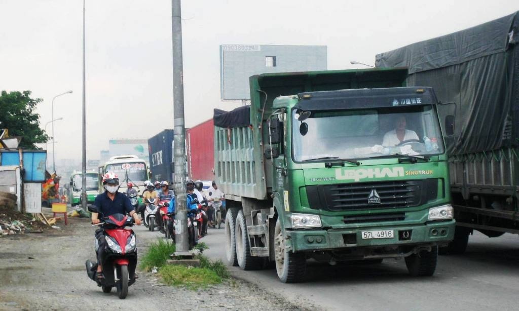 Các loại xe lớn thường lấn tuyến trên dốc Thiên Thu gây nguy hiểm cho xe máy.
