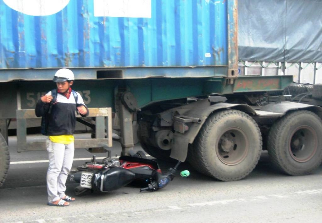 Thoat chet hi huu khi bi xe dau keo cuon vao gam hinh anh