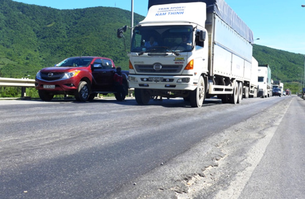 Vết lún sâu tạo thành gờ gồ sống trâu gây mất an toàn giao thông tại đoạn đường trước khi vào hầm Đèo Ngang.