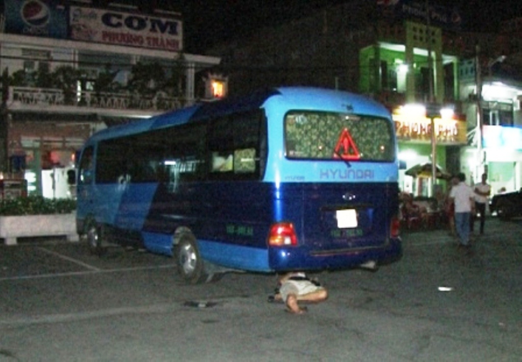 Tai xe nam duoi banh xe 'an va' canh sat giao thong hinh anh