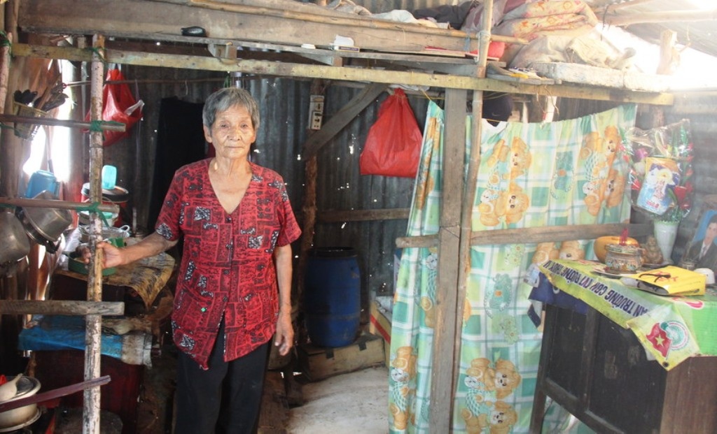 Căn chòi dột nát không đủ che chắn cho hai bà cháu khi Sài Gòn đang mùa mưa gió.