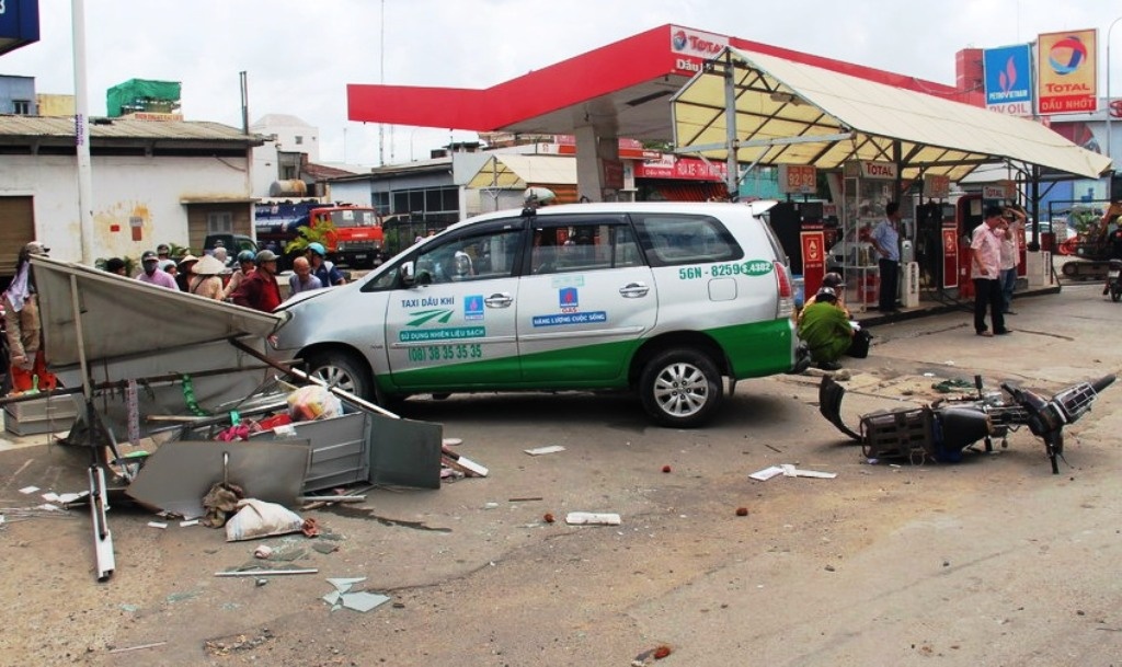 Taxi 'dien' o Sai Gon tong hai nguoi trong thuong hinh anh