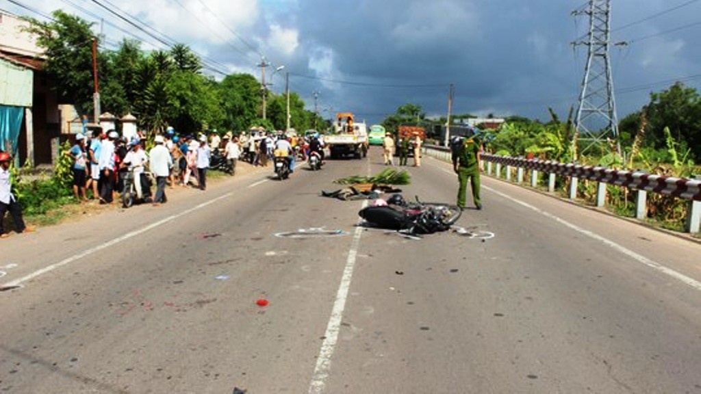 Xe may doi dau xe tai, 2 nguoi chet hinh anh