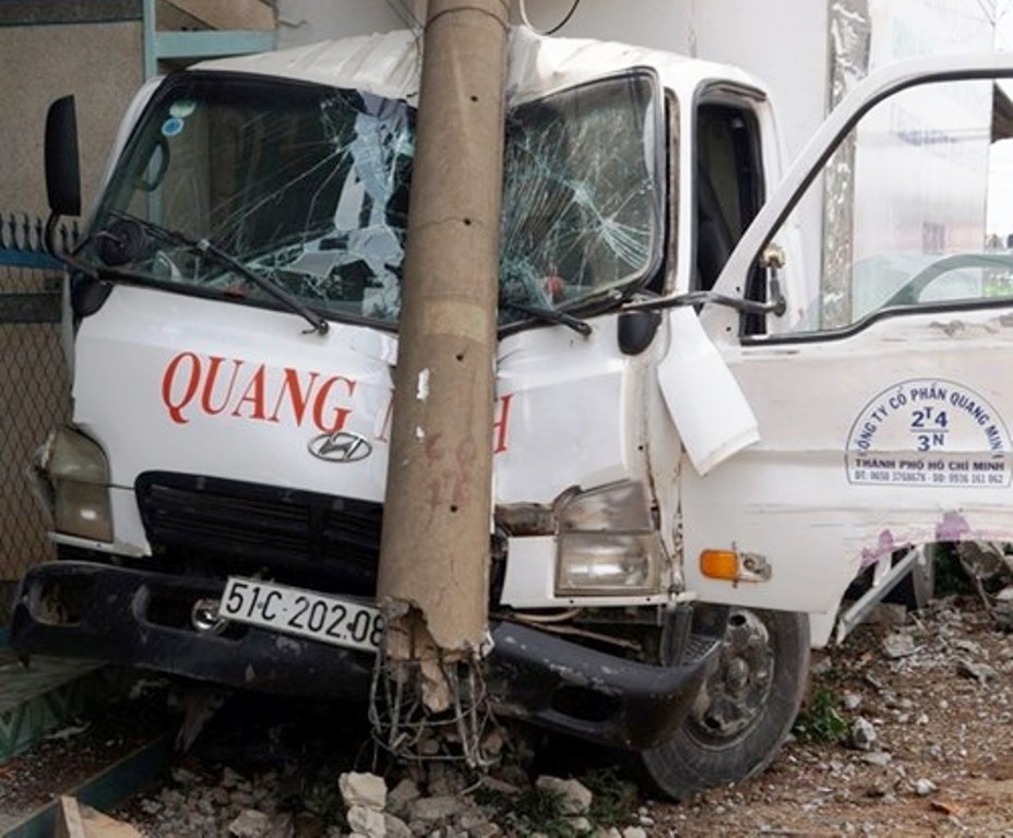 Xe tai huc gay hai tru dien, tai xe ket trong cabin hinh anh