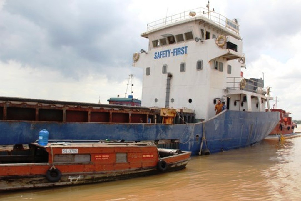 Dam vao bai da ngam, tau cho 2.000 tan hang gap nan hinh anh