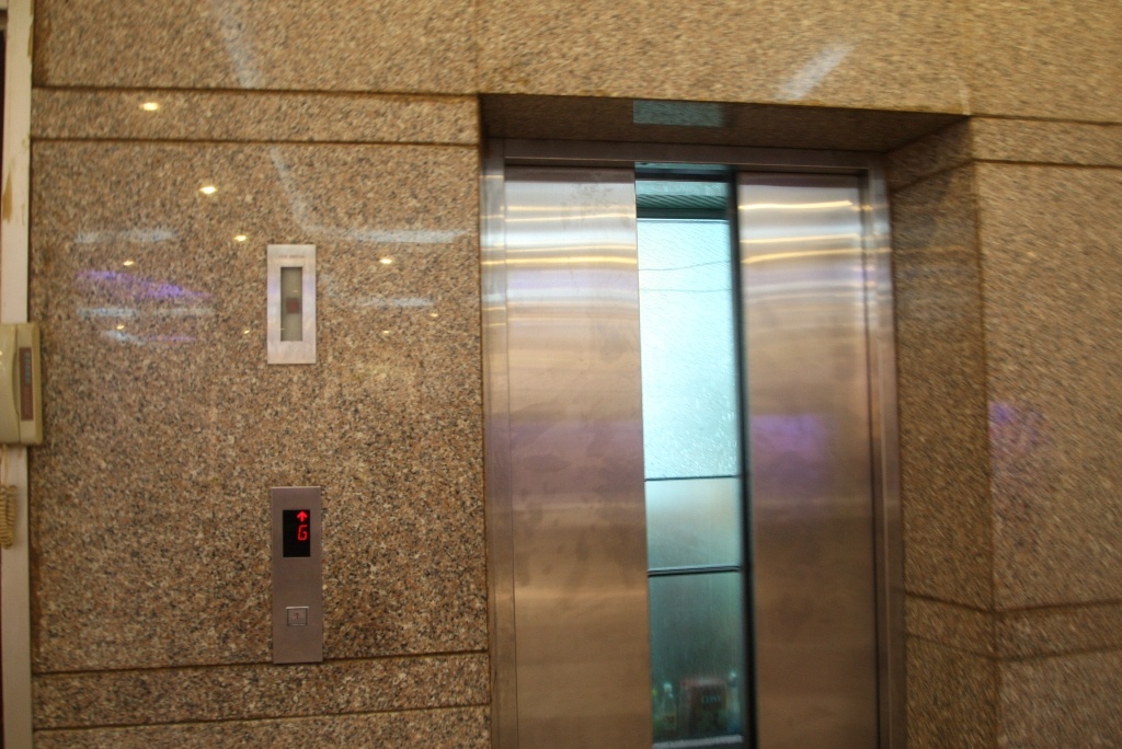 Dap vo noc thang may giai cuu 15 nguoi mac ket hinh anh