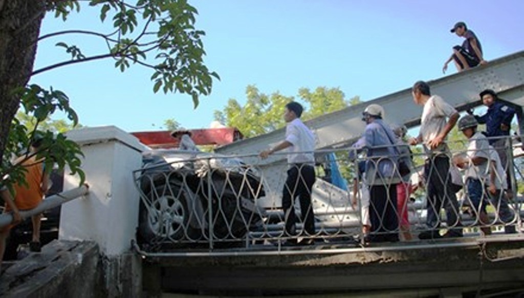 Nu tai xe Fortuner dam bat lan can cau Truong Tien hinh anh