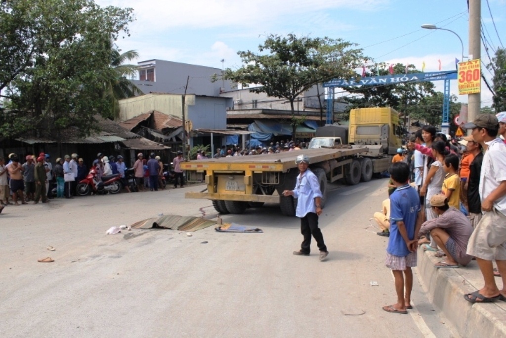Dung xe 3 gac cho nan nhan bi tai nan giao thong di cap cuu hinh anh