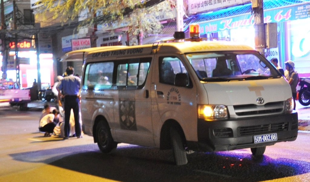 Tong vao taxi, thanh nien nam giua duong cho xe cap cuu hinh anh