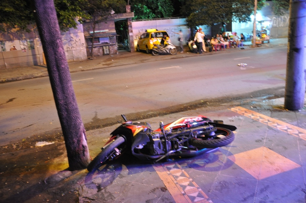 Chiếc xe máy của nạn nhân lao thẳng lên lề đường.