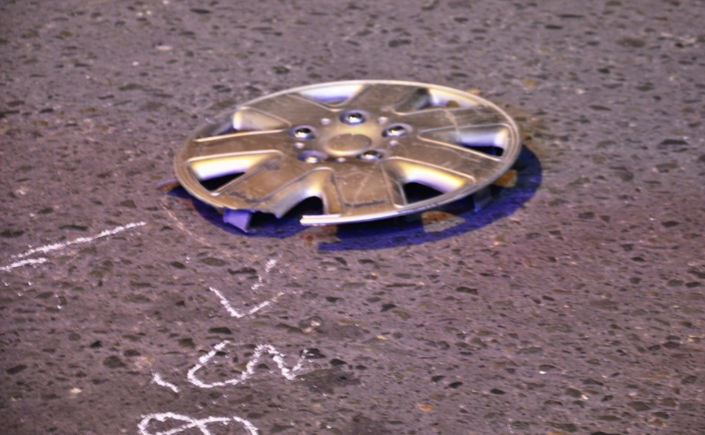 Bánh mâm của xe taxi liên quan đến vụ việc rơi lại hiện trường.